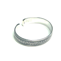 Thumbnail for Brazalete de inspiración étnica de plata de ley. El diseño estilo espiga hace que el brazalete parezca en movimiento. Este brazalete es ideal para combinarlo con un look informal o para ir de fiesta. Es versátil y genial.