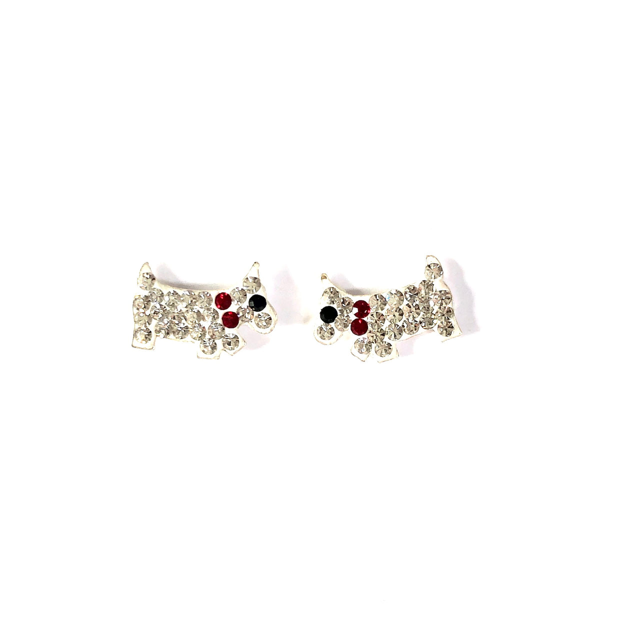 Pendientes de plata de ley 925 con forma de westie y decorados con circonitas blancas y rojas. Son small and cute y te quedarán perfectos. Elegantes y discretos. Frontal.