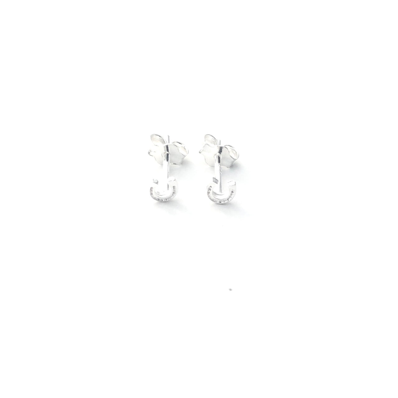 Pendientes de plata de ley 925 con forma de herraduras. Son small and cute y te quedarán perfectos. Elegantes y discretos. Ideal para los amantes de la equitación