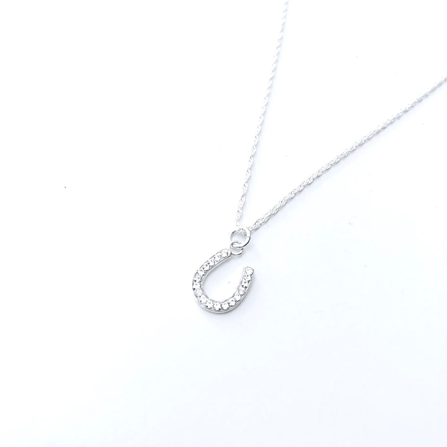 La herradura contiene circonitas para que brilles como te gusta. Este collar es ideal con unos vaqueritos y un look informal.
