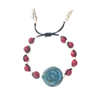 Thumbnail for Elegante pulsera ajustable de ágata facetada borgoña entrelazadas con las de zamak con baño de plata. El centro de atención de la pieza es la espectacular rosa de ágata turquesa que junto con los terminales de pluma de Zamak con baño de plata permiten combinarla con tus prendas de diario. Desde arriba