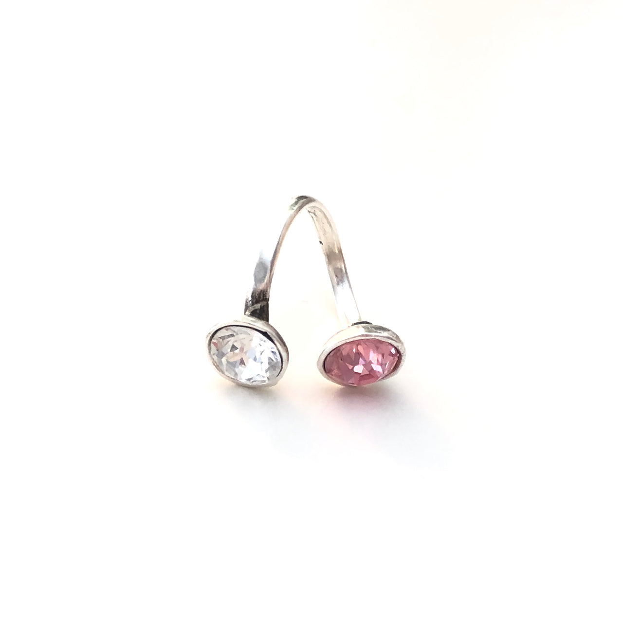 ión:  Anillo hecho a mano de Zamak con baño de plata adaptable y dos cristales de Swarovski®, uno rosa y el otro blanco. Combínalo como quieras. Lateral