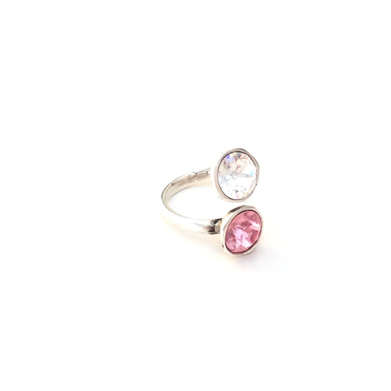 ión:  Anillo hecho a mano de Zamak con baño de plata adaptable y dos cristales de Swarovski®, uno rosa y el otro blanco. Combínalo como quieras. Diagonal