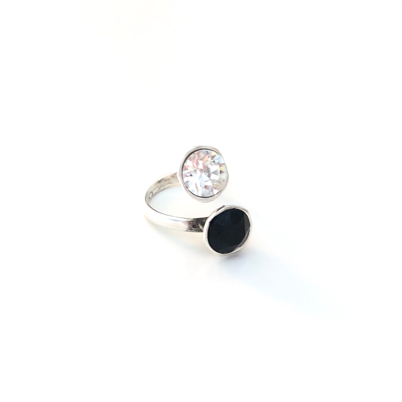 Anillo hecho a mano de Zamak con baño de plata adaptable y dos cristales de Swarovski®, uno negro y el otro blanco. Combínalo como quieras. Diagonal