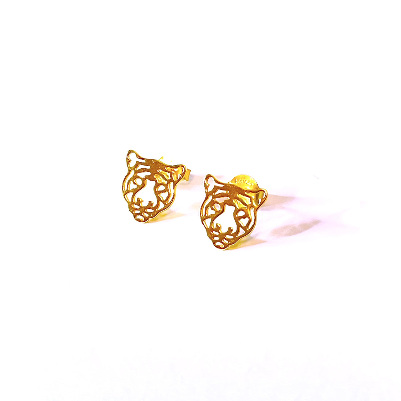 Pendientes con forma de tigre de plata de ley con baño de oro. Estos pendientes son ideales para combinar con tu look diario.  Lateral