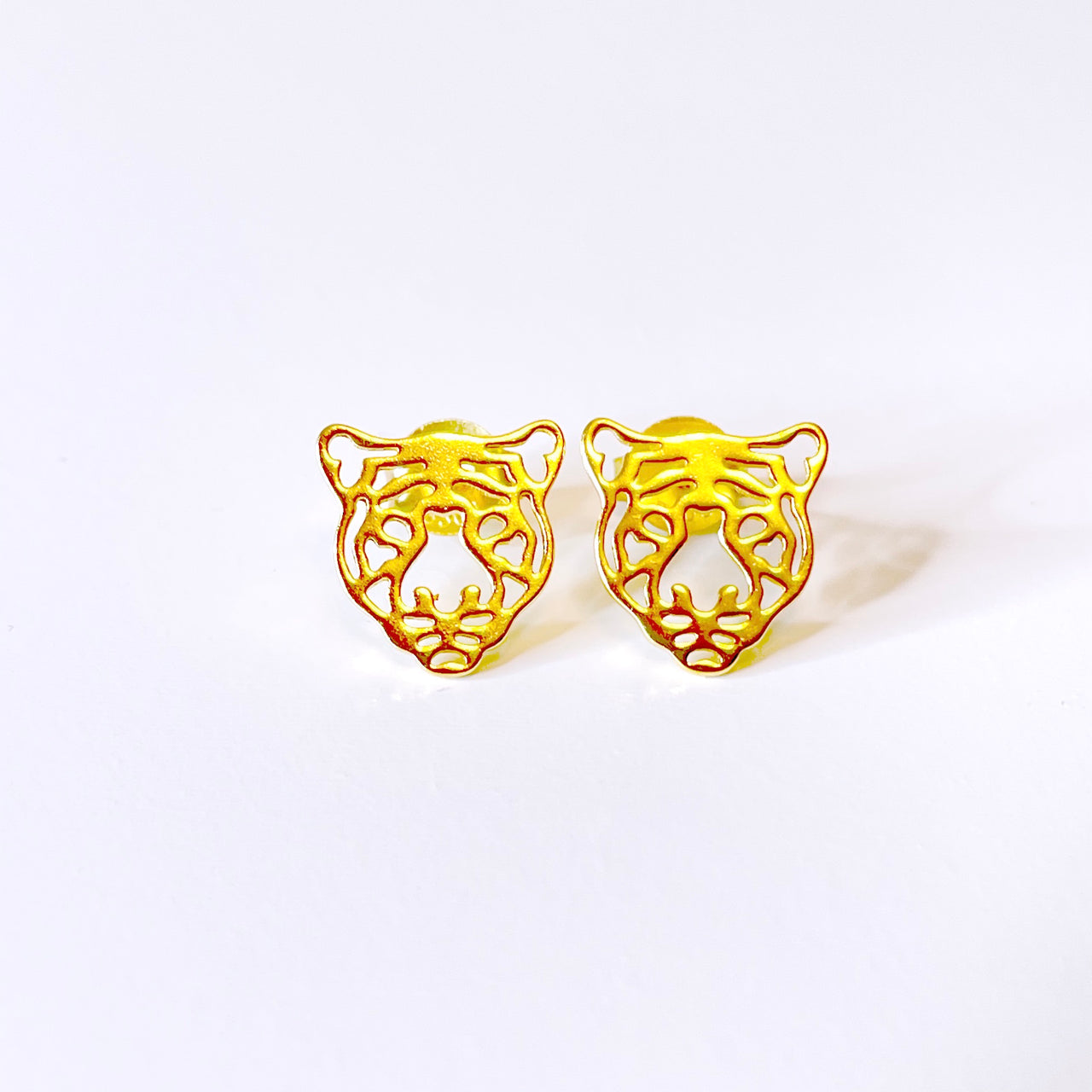 Pendientes con forma de tigre de plata de ley con baño de oro. Estos pendientes son ideales para combinar con tu look diario.