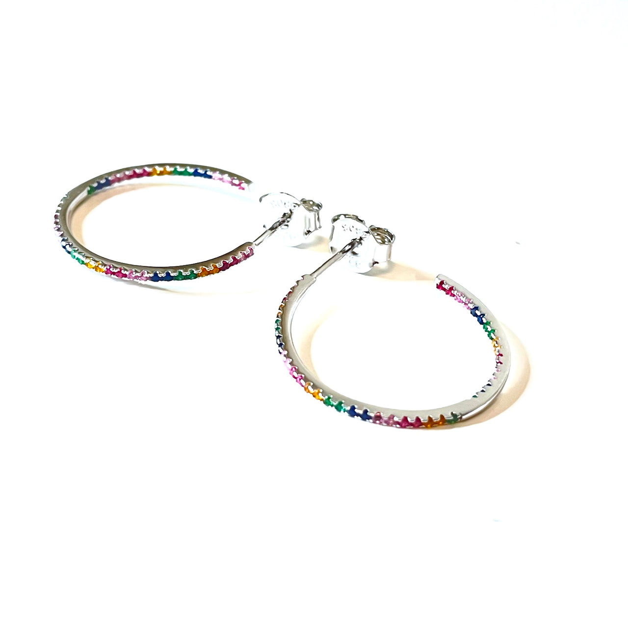 Pendientes de plata de ley y circonitas multicolor. Las circonitas están tanto por dentro como por fuera para que los colores estén visible todo el tiempo. Estos pendientes son simplemente ideales para cualquier estilo. Combínalo como quieras. Lateral