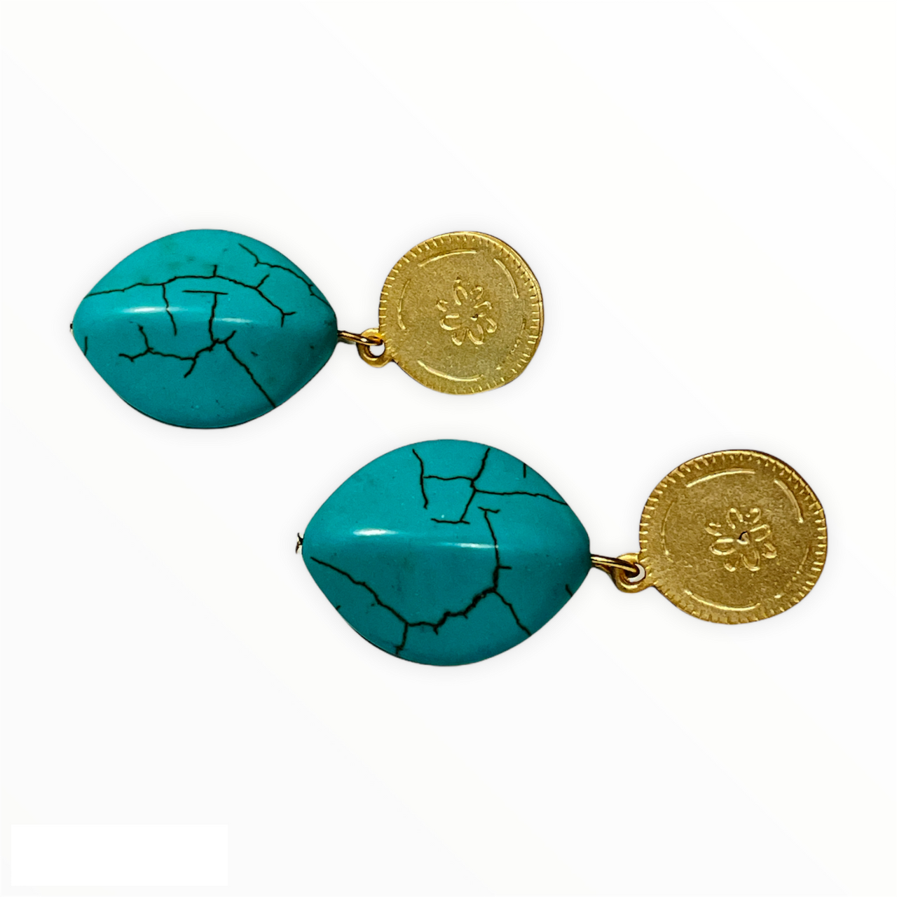 Espectaculares pendientes de Zamak con baño de oro mate, con una cuenta geométrica de howlite turquesa. Estos pendientes son perfectos para combinar con tu look favorito. Lateral