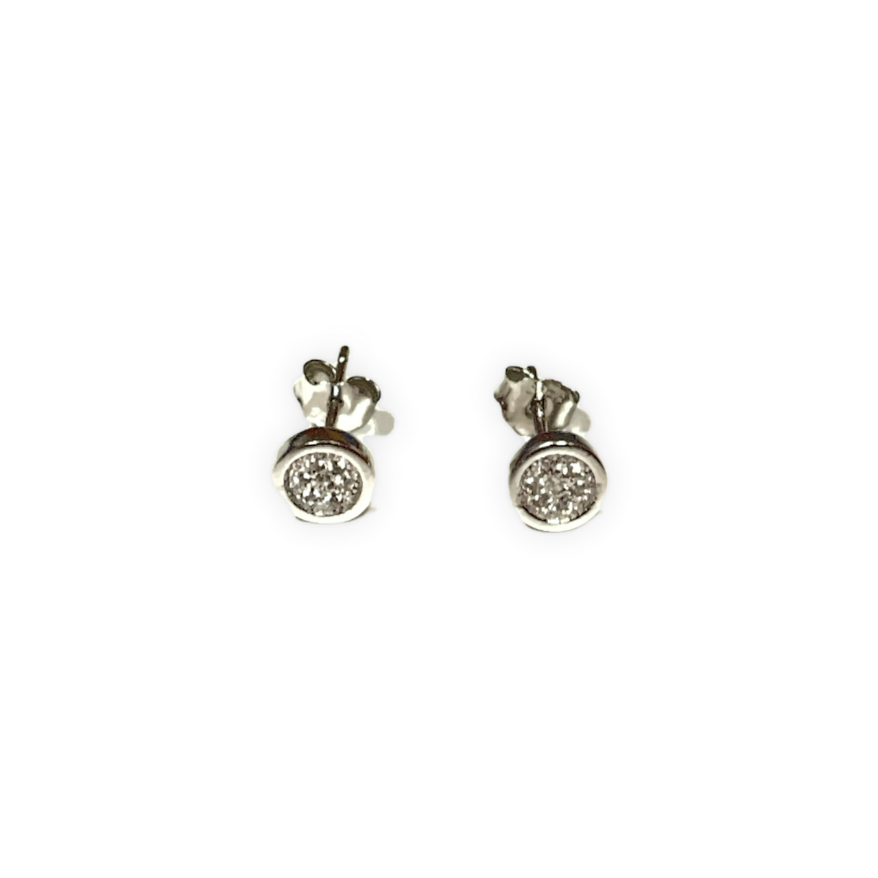 Espectaculares pendientes botón de plata de ley y circonitas blancas. Estos pendientes son perfectos para combinar con tu look favorito.