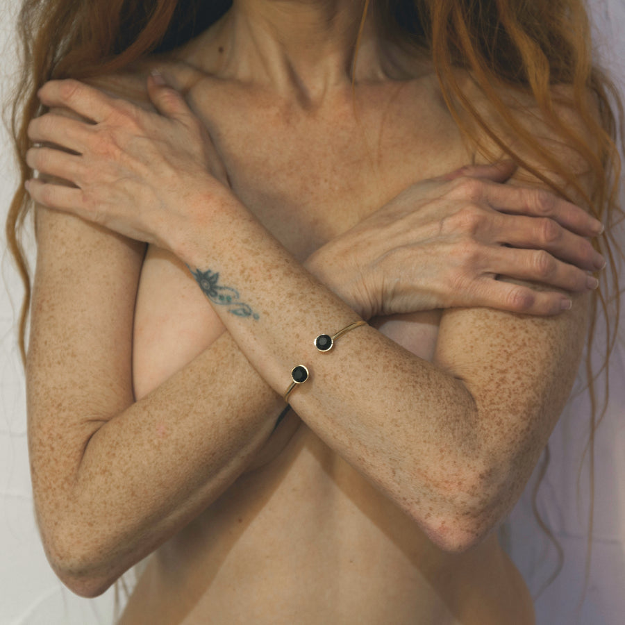 Pulsera hecha a mano de Zamak con baño de plata adaptable y dos cristales Negros de Swarovski®. Combínalo como quieras. Modelo Pilar