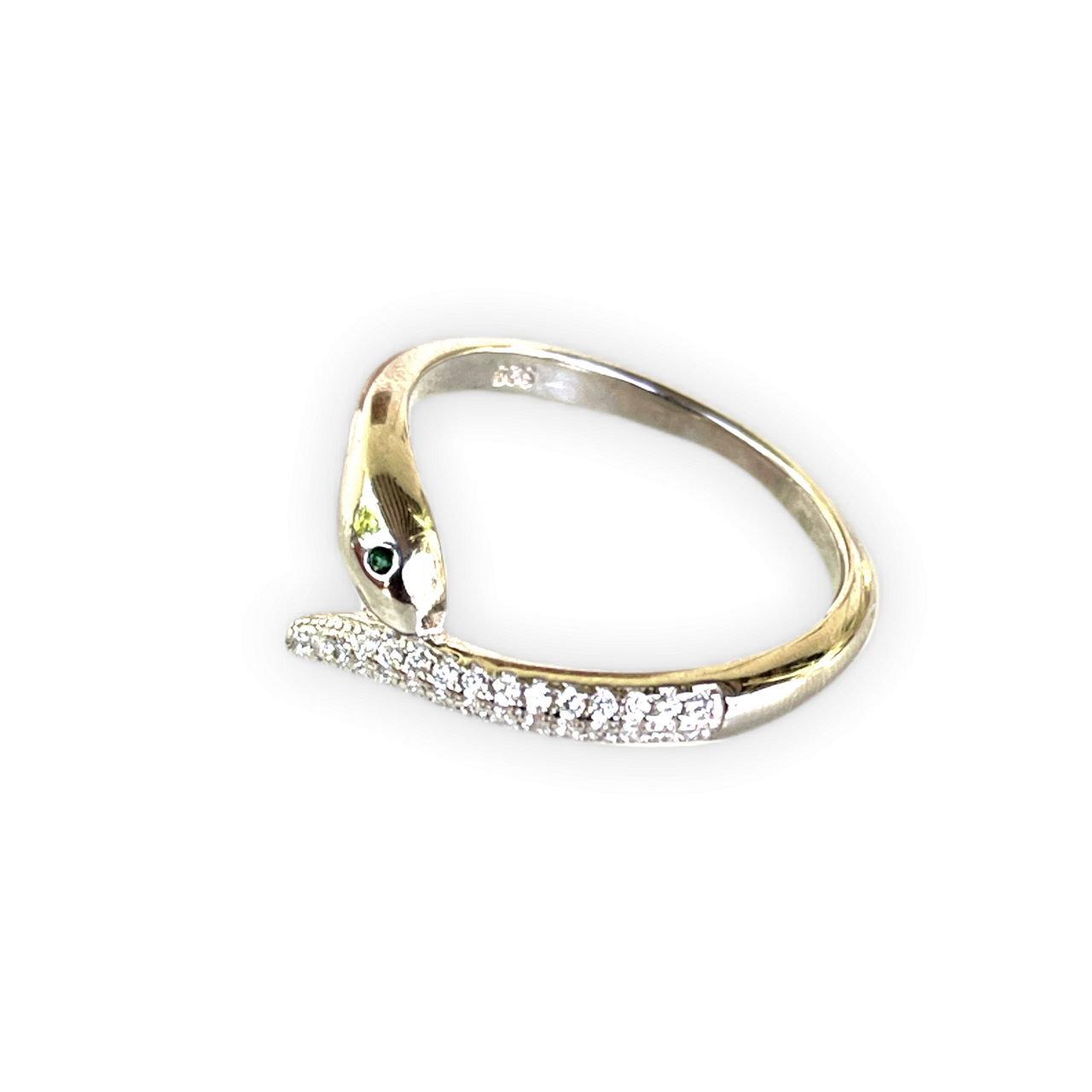 Anillo de serpiente de plata 925. La serpiente tiene un detalle de circonitas blancas y el ojo con circonita verde. Este anillo es super combinable con tu look favorito.  Lateral