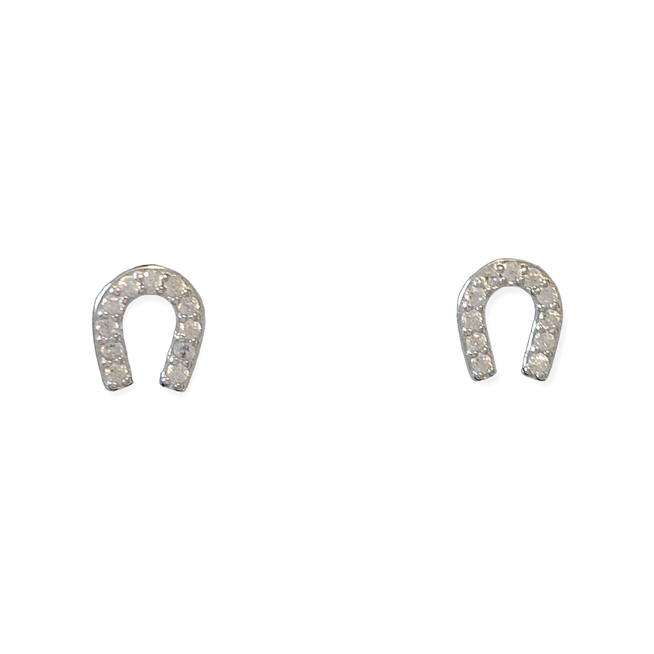 Pendientes de plata de ley 925 con circonitas blancas. Tienen forma de herraduras. Son small and cute y te quedarán perfectos. Elegantes y discretos ya que quedan pegados a la oreja. Ideal para los amantes de la equitación